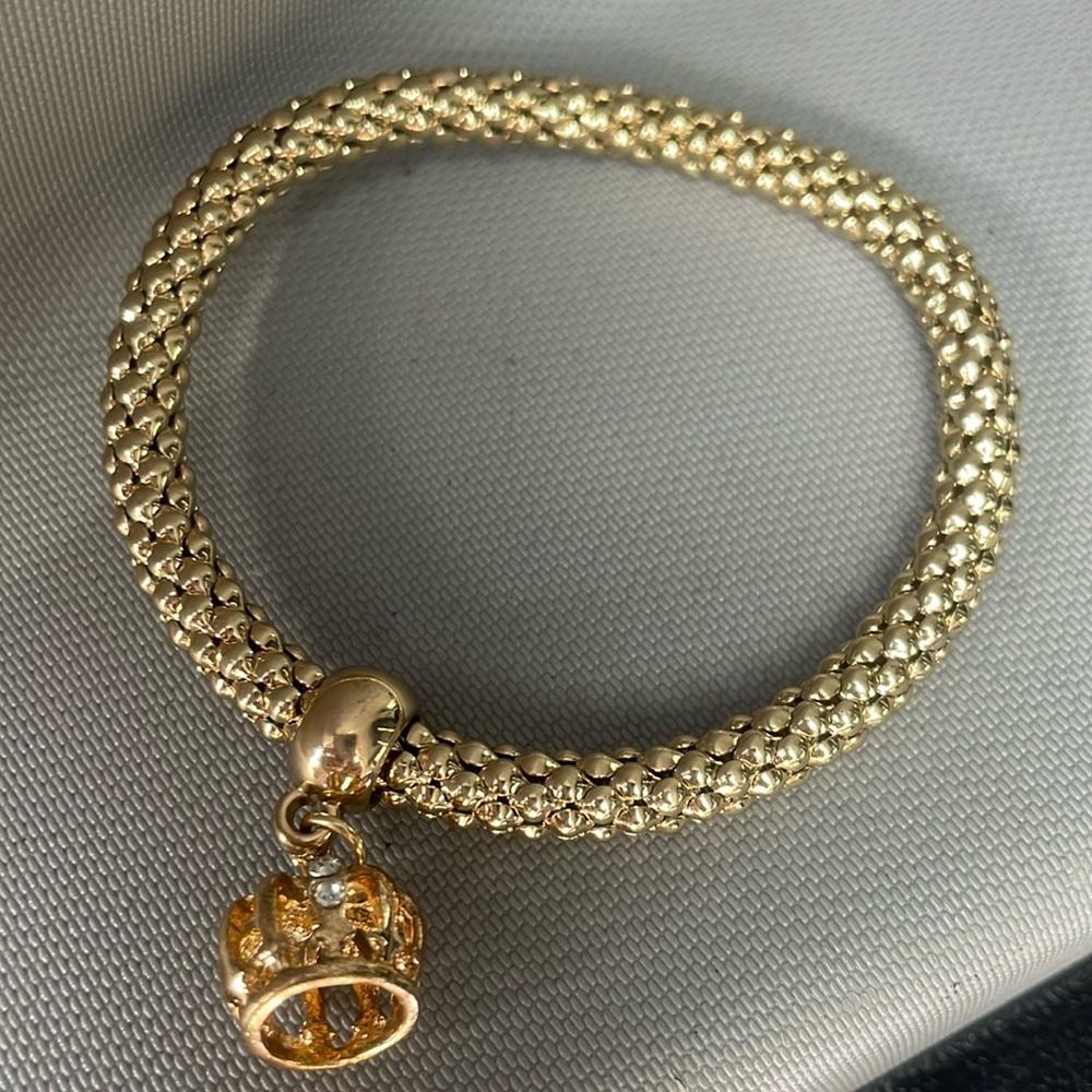 Stretch bracelet gold tone